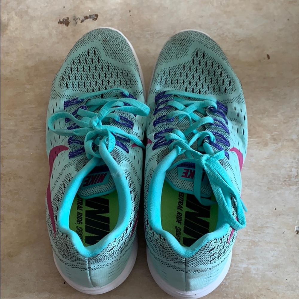 Tennis shoes